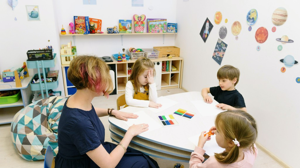 niños y niñas aula con maestra